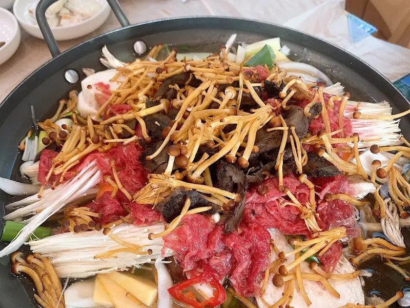 푸짐한 능이버섯전골의 모습