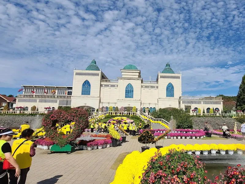 테마파크 건물과 꽃 장식