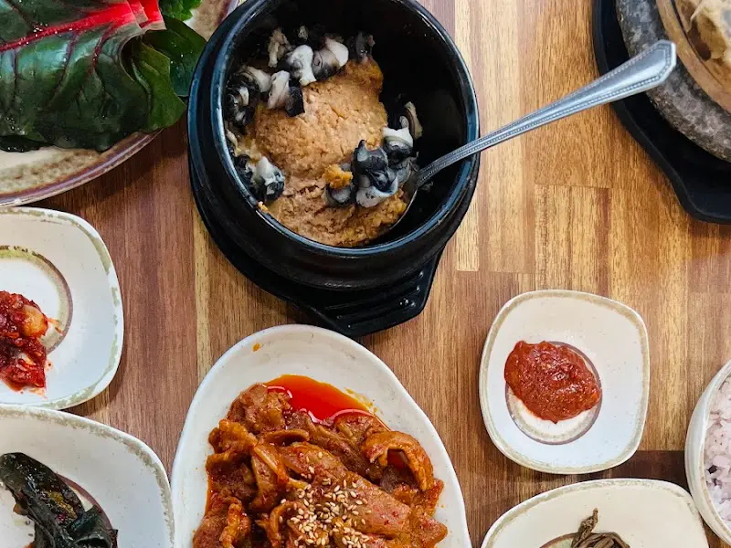 푸짐하게 차려진 쌈밥 한 상 차림