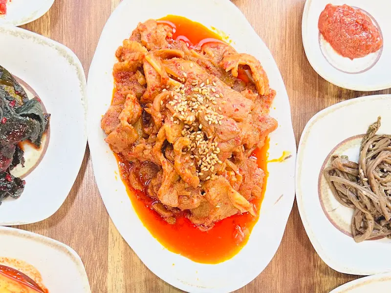 한 상 가득 차려진 쌈밥 정식