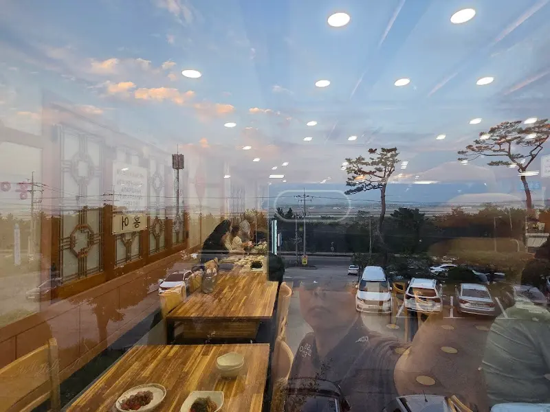 돌솥에 눌러붙은 밥은 숭늉으로!