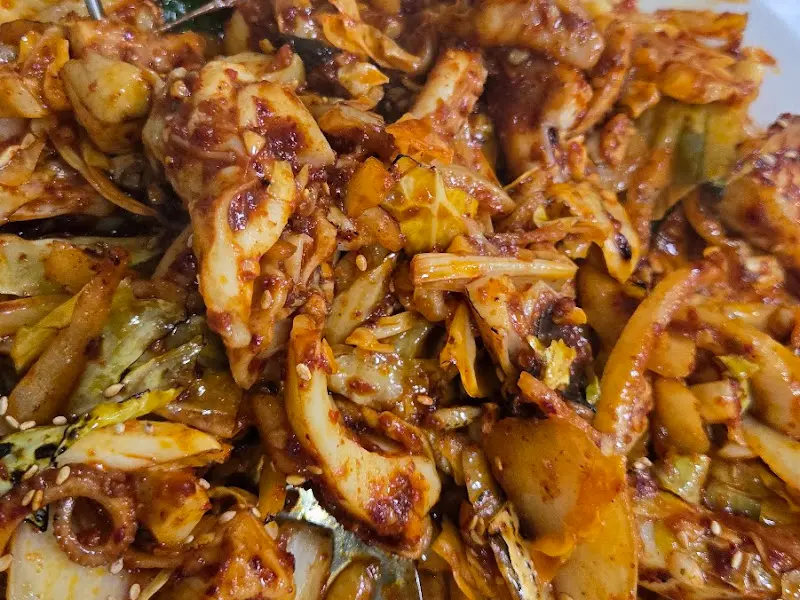 탱글탱글한 갑오징어와 매콤한 양념의 조화가 일품인 갑낙볶음