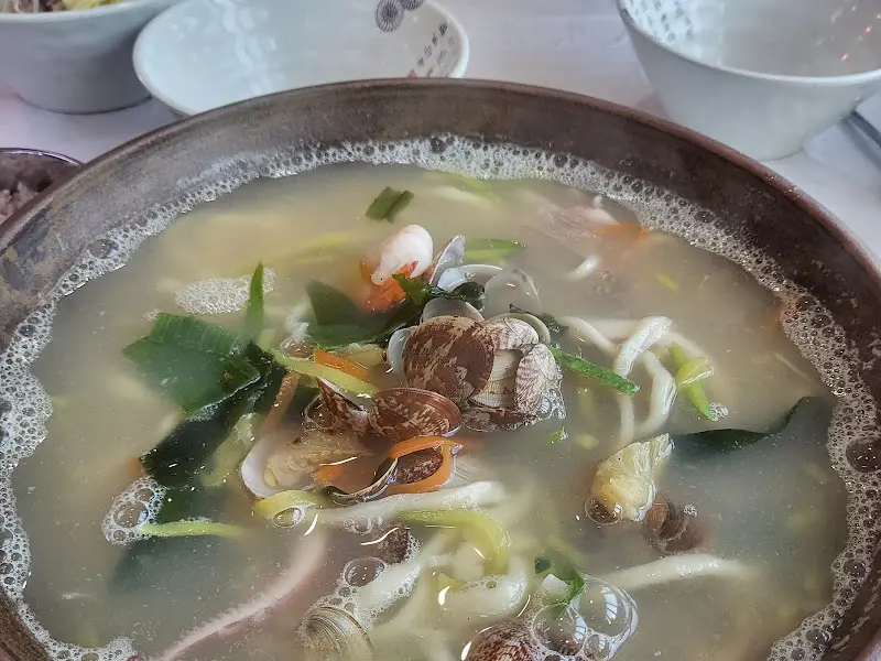 시원한 바지락 국물이 일품인 칼국수