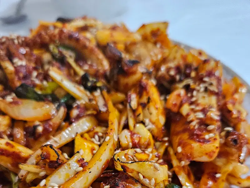 불향 가득한 갑오징어볶음은 원산도 명가식당의 대표 메뉴