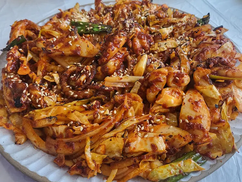 싱싱한 갑오징어와 야채가 듬뿍 들어간 갑낙볶음