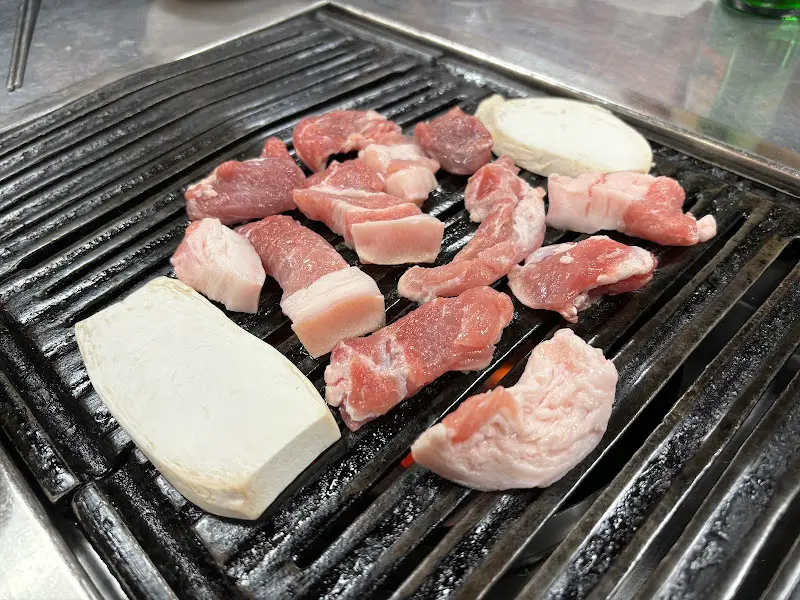 불판 위에 올려진 뒷고기