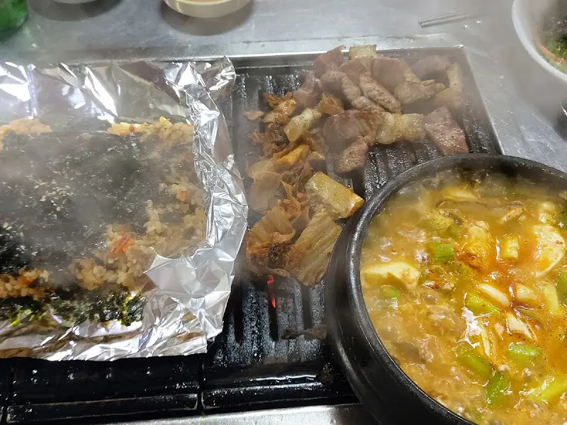 순두부찌개와 김치볶음밥