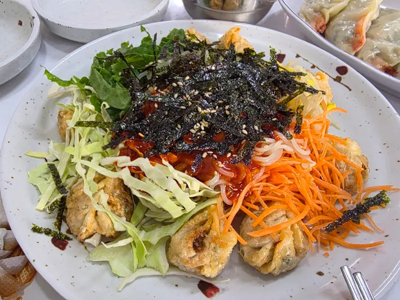 푸짐한 만두비빔 한 상