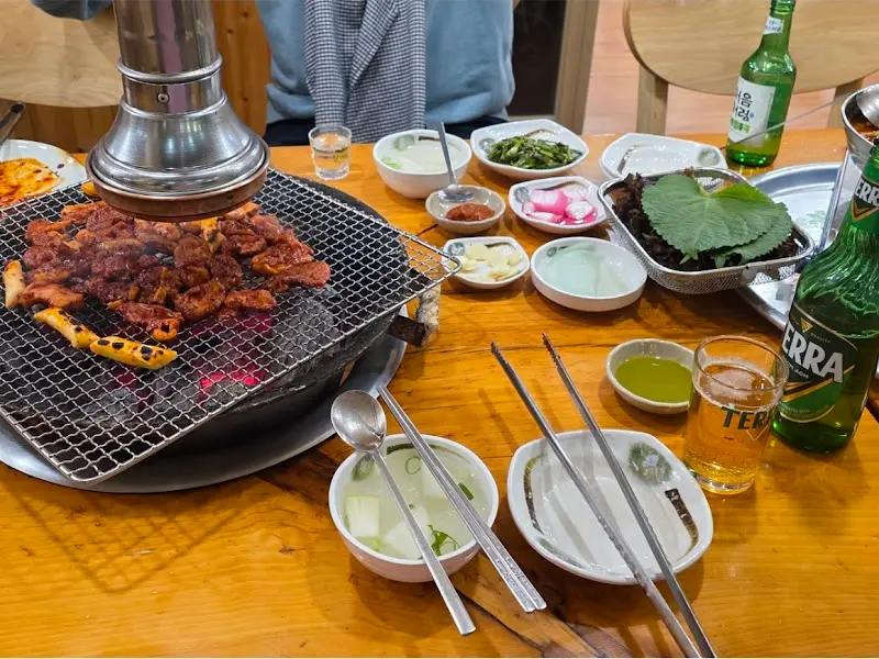 테이블 가득 차려진 오리고기 한 상 차림