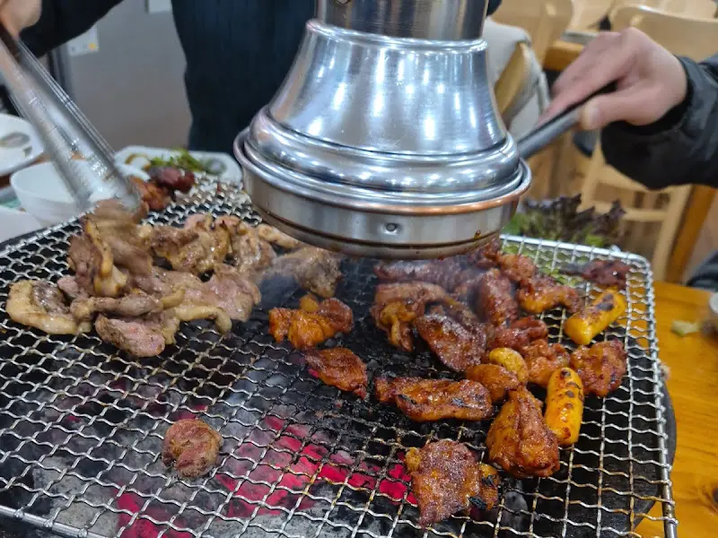 로스 오리고기와 양념 오리고기를 함께 굽는 모습