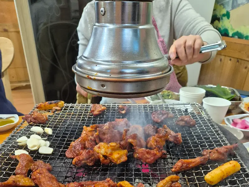 오리고기를 굽는 모습