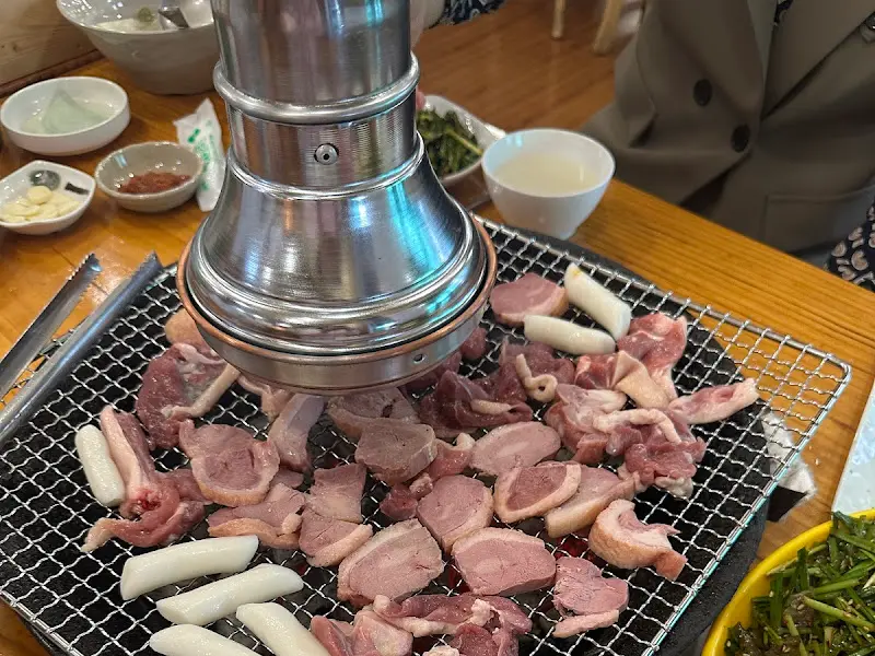 숯불에 구워지는 오리고기 근접샷