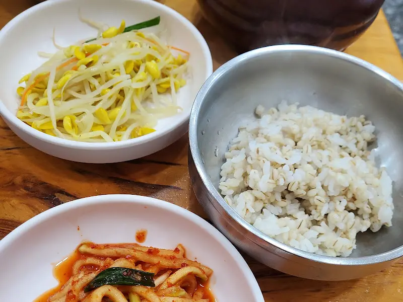 보리밥과 열무김치의 조화