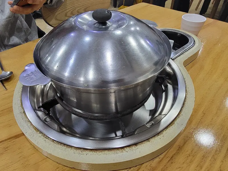 테이블 위 화구와 냄비