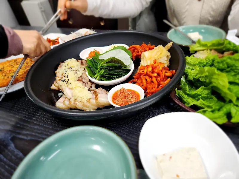 맛있는 보쌈을 쌈 싸먹는 모습