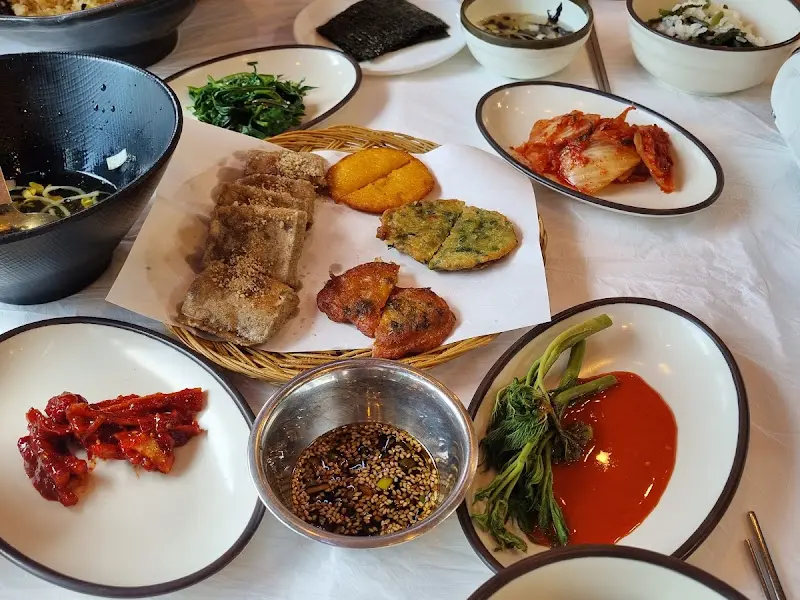 푸짐한 밑반찬과 모듬전