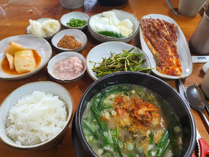 따로국밥과 밑반찬 전체 상차림