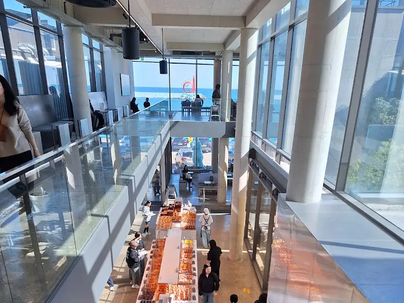 다양한 빵들이 진열된 칠암사계 내부