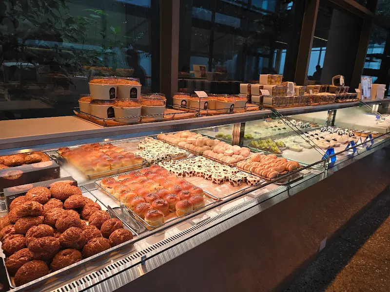 칠암항의 야구공 모양 등대