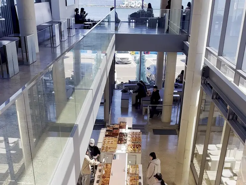 칠암사계 내부에서 바라본 바다 풍경