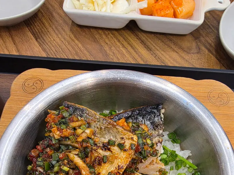 고등어 솥밥과 반찬