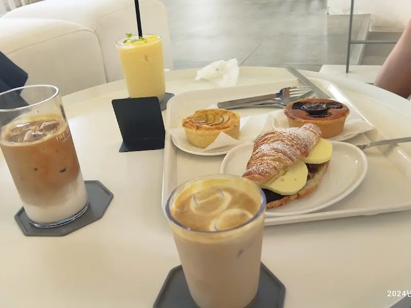 다양한 베이커리 메뉴와 음료가 놓인 테이블