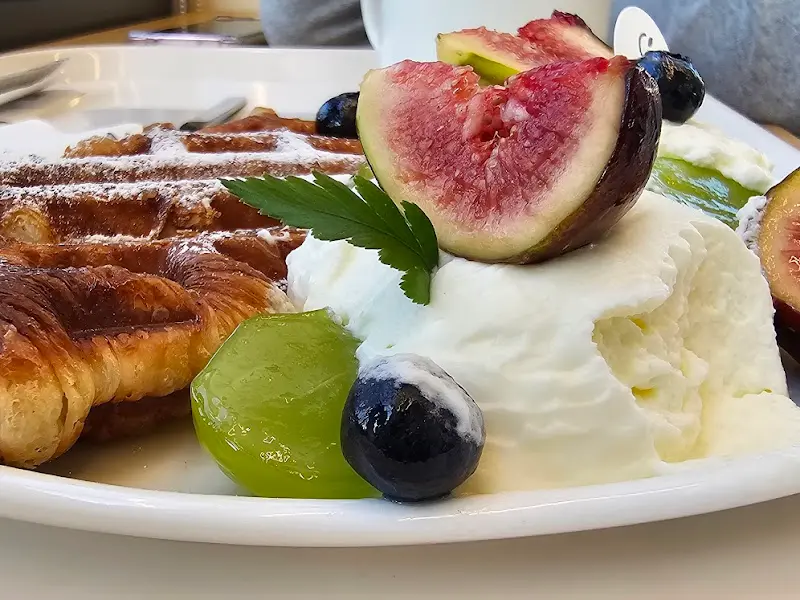 크로플 위에 아이스크림과 과일이 올려진 디저트