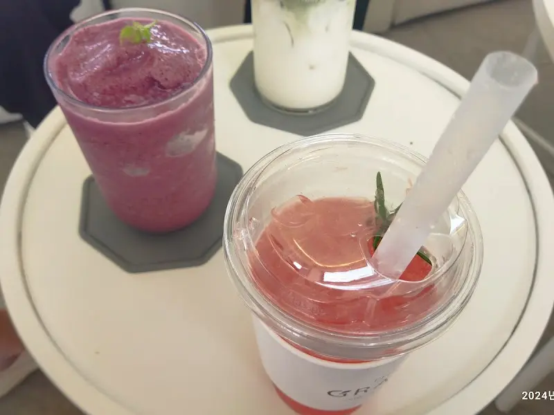 테이블 위에 놓인 음료 사진