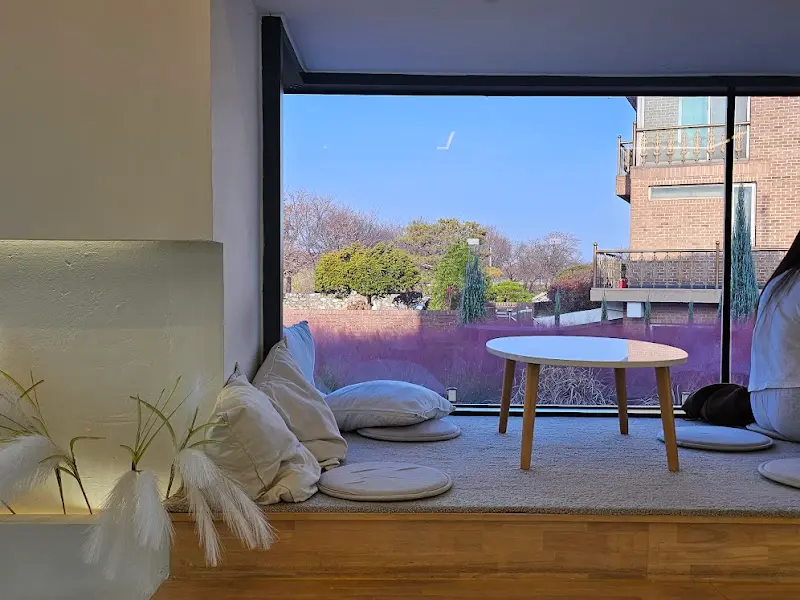 창가 좌석에서 보이는 풍경