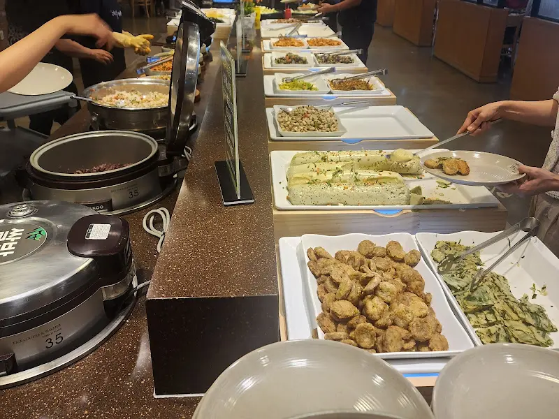 다담뜰 한식 뷔페의 깔끔한 음식 코너