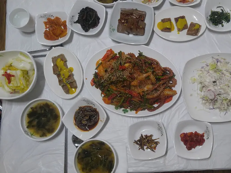 푸짐하게 차려진 한 상