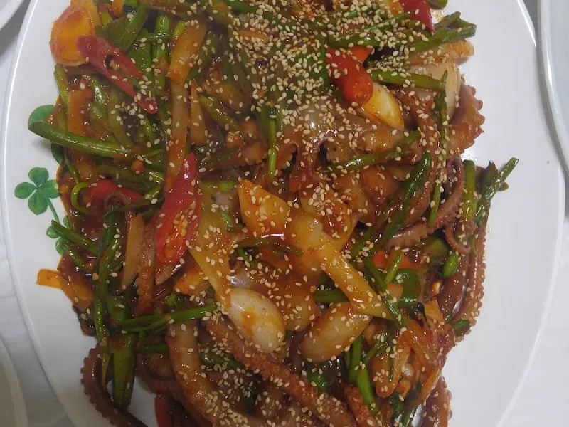 참깨가 듬뿍 뿌려진 낙지 초무침