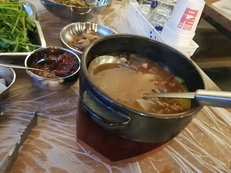 밑반찬과 와규 된장국이 담긴 뚝배기