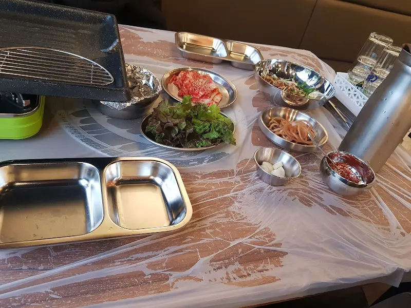 불판 옆에 놓인 다양한 곁들임 메뉴들