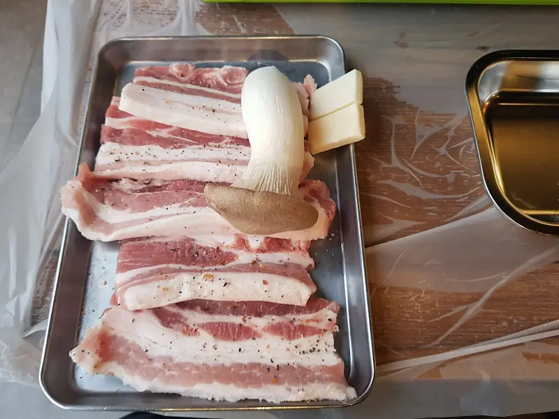 고기와 버섯이 담긴 쟁반