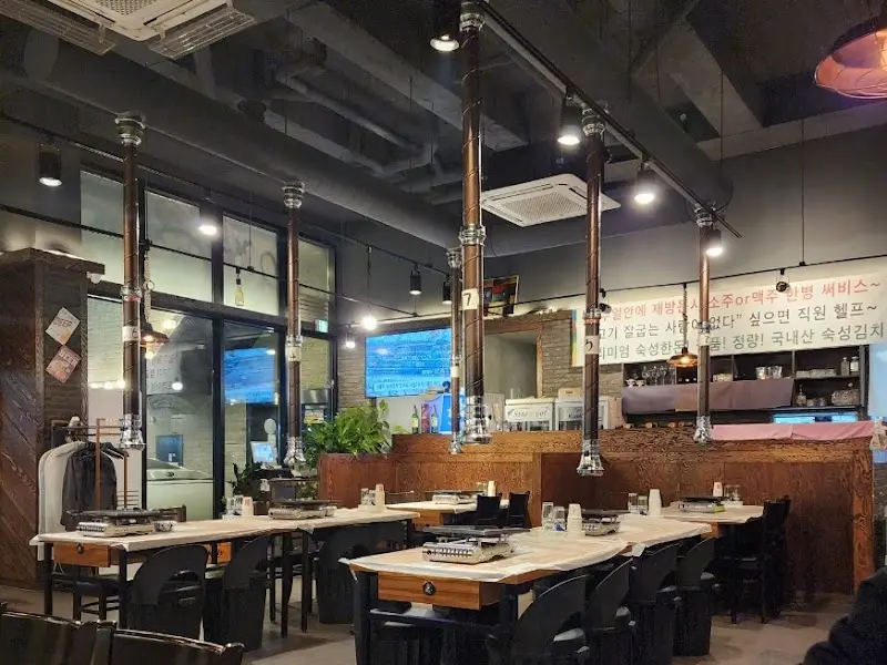 넓고 깔끔한 매장 내부