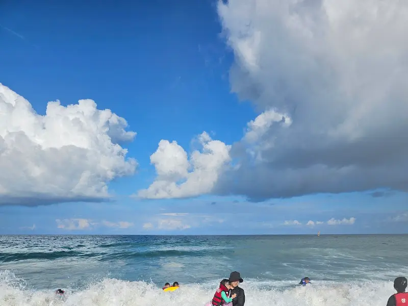 아이들이 물놀이하는 모습