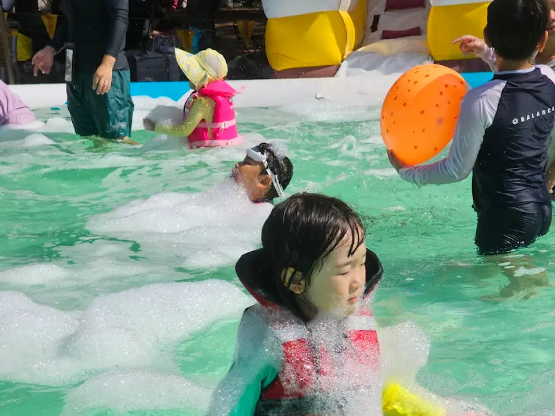 물놀이장에서 신나게 노는 아이들