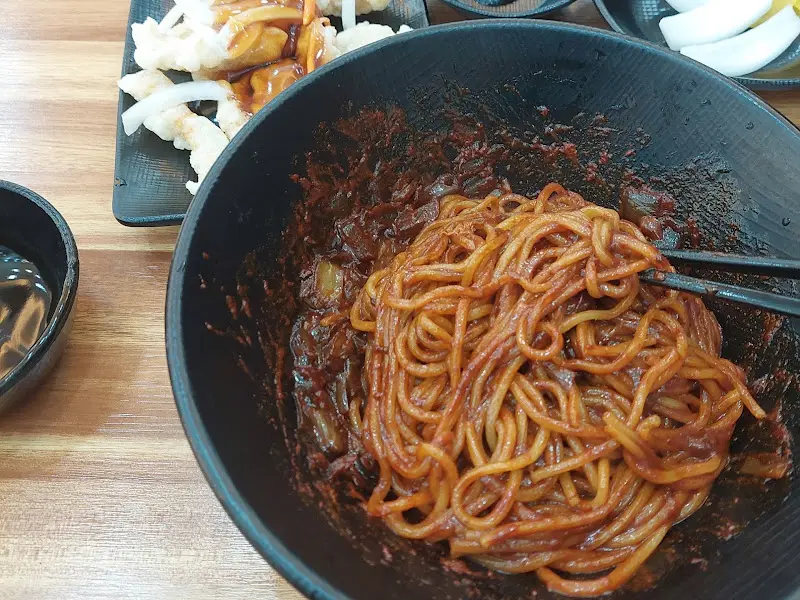 짜장면 면을 들어올린 모습