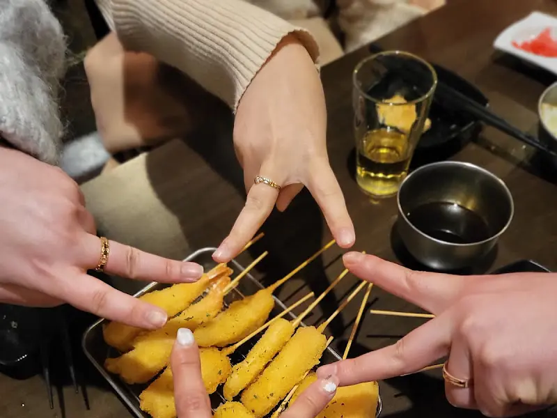 모듬 튀김을 즐기는 손님들의 모습