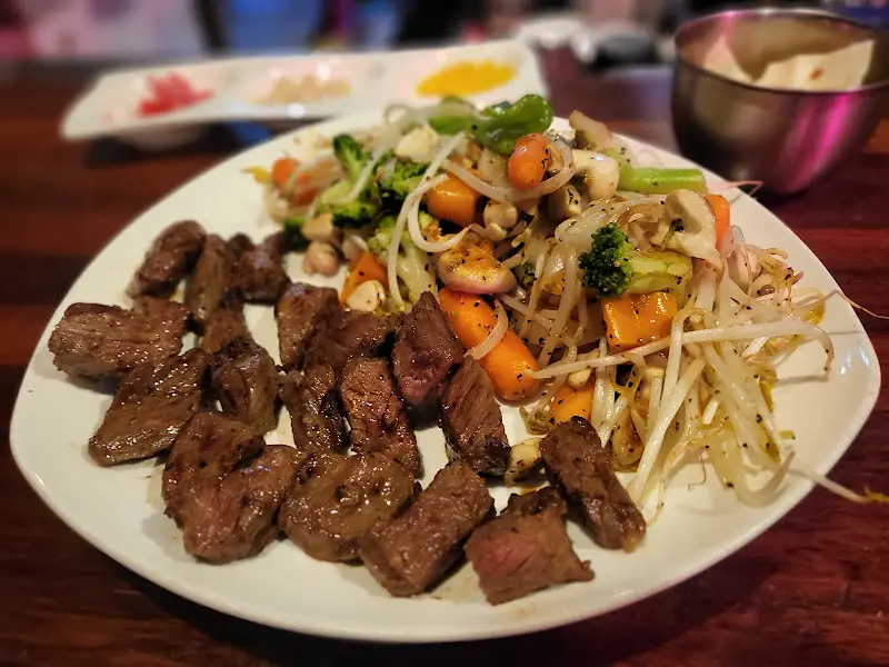 스테이크와 샐러드의 조화