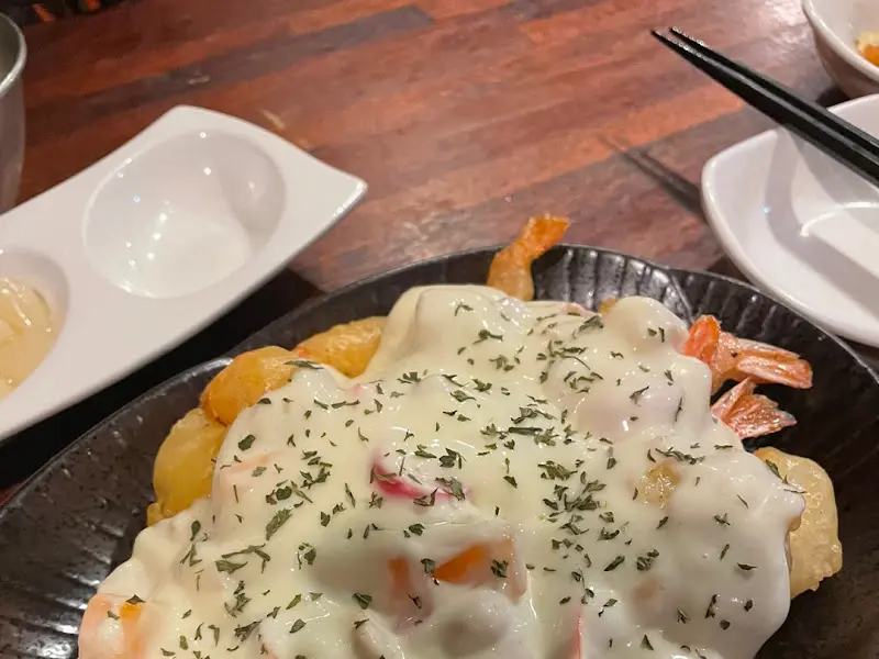 크림 소스가 곁들여진 새우 요리