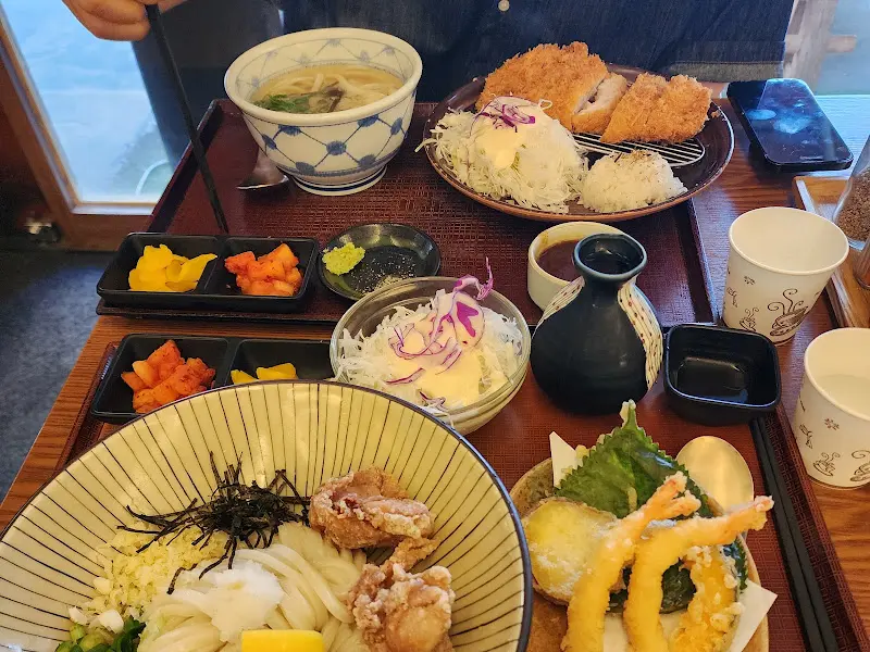 우동과 돈까스 정식 한 상 차림