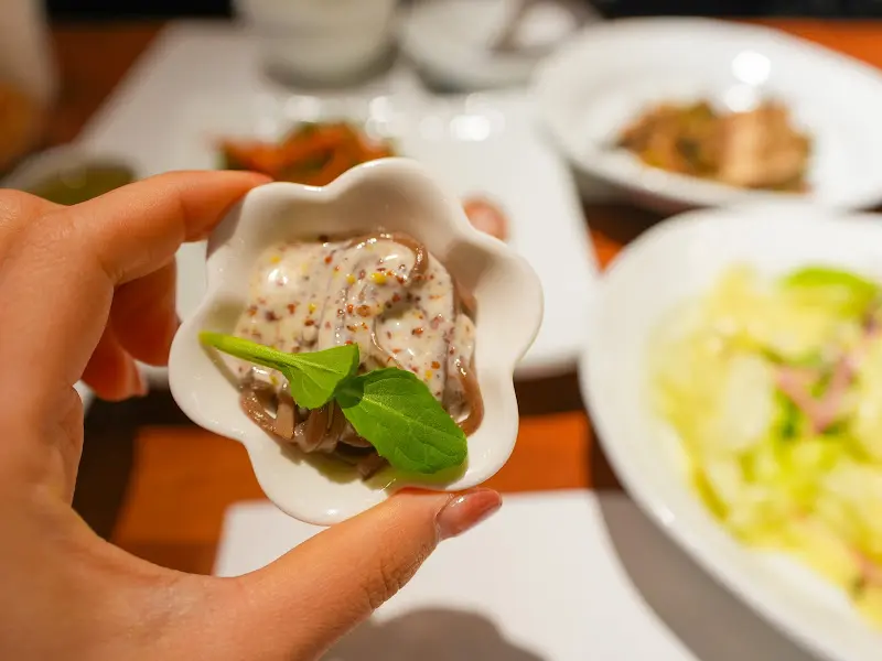 예쁜 그릇에 담긴 반찬