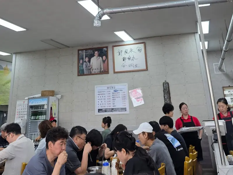 강릉해변메밀막국수 내부