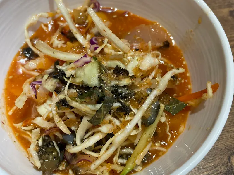 물회에 소면을 넣어 먹는 모습