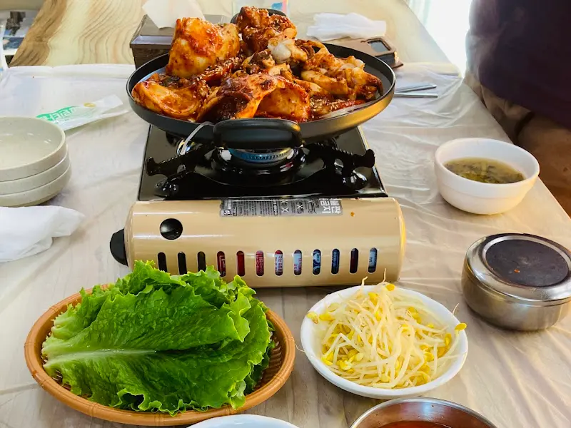 갑오징어 볶음과 볶음밥 세팅