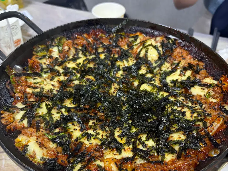김가루와 치즈가 듬뿍 뿌려진 볶음밥