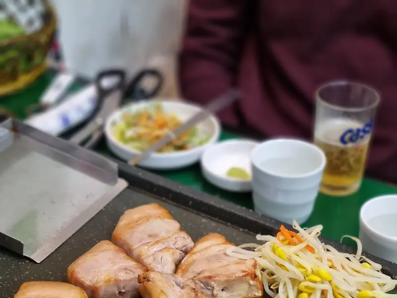 잘 익은 삼겹살과 곁들임 채소