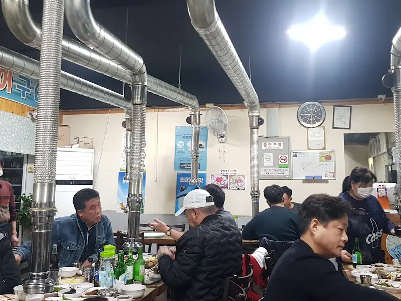 넓은 테이블 간 간격이 인상적인 식당 내부